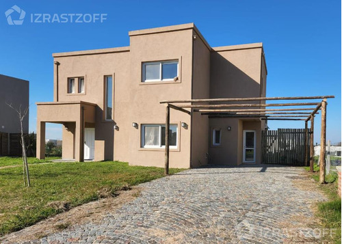 Casa En Venta. Lote Interno. Con Pileta San Matías, Escobar