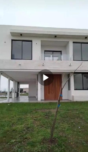 Casa En Alquiler Temporal De 5 Dormitorios | San Sebastian | Escobar