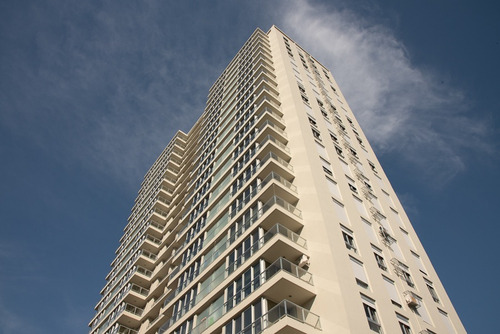 Gonzalo Ramirez Y Ejido. Piso 22, Gran Vista, 1 Dorm Con Placard 1 Baño, A/a, 2 Bbcoa. Laudry, Play Room Con Wifi, Juegos Para Niños, Porteria 24hs, Vigi. 24 Hs Garaje Y Gastos Conexiones Incluidos