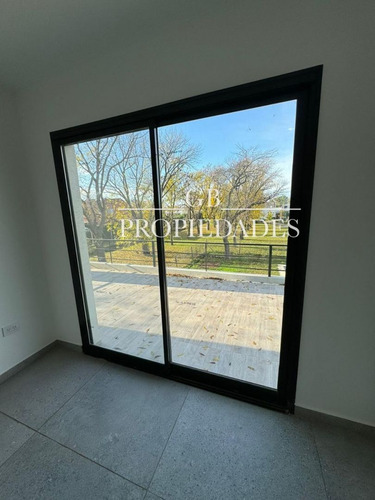 Venta De Casa 5 Ambientes En Pilar Del Este / Santa Elena