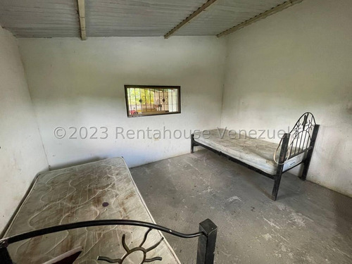 Carlos Colmenarez Felx 23-33543 Vende Finca Con 10 Hectareas Y 4.642 Mts Pozo Profundo De 80 Metros, Bomba De 14 Hp Luz Trifasica Laguna De 50 Por 40 Metros Cochinera De 30 Corrales