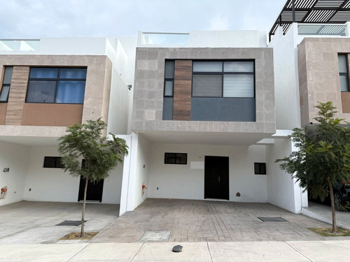 Casa En Renta En Zibata Con Roof Garden Con Vista Al Valle Rahqro