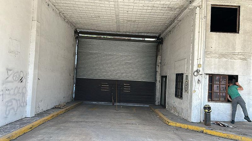 Local Con Deposito De 20 Mts De Frente S/avenida 1,500m2 En Planta Salida A 2 Calles