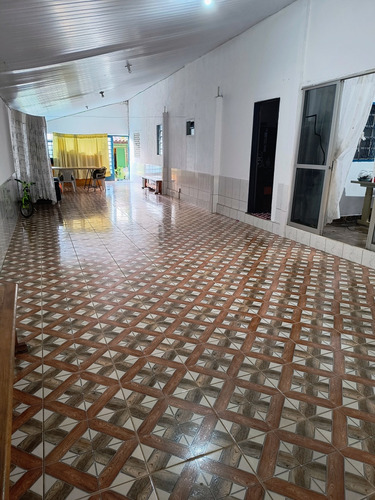 Casa Com Piscina E Barracão No Fundo