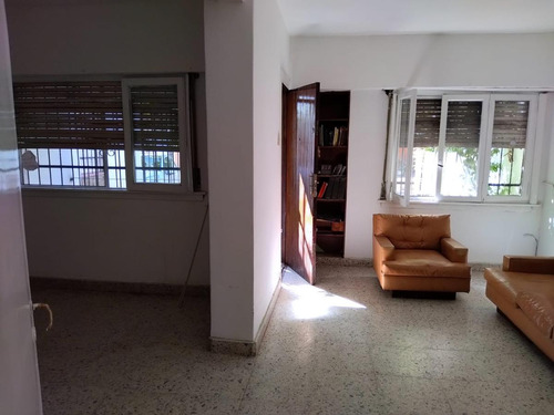 Casa Con 2 Dormitorios, Garage Cubierto Y Fondo Libre. Banfield Este.-