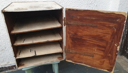 Mueble De Madera Cuadrado Con Estantes Y Puerta.