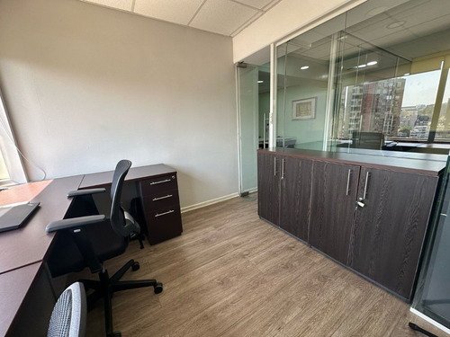 Arriendo Oficina 5 Privados, Sala De Reuniones, 2 Baños
