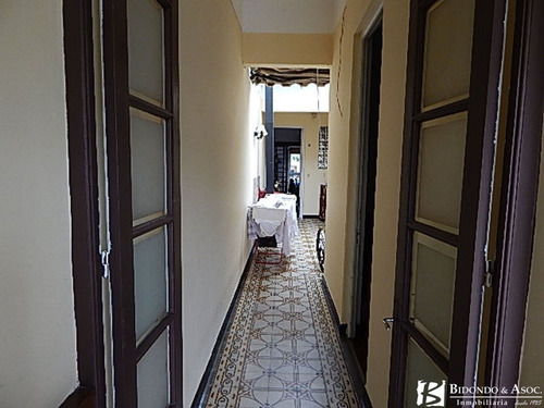 Imagen 2 de 10 de Casa En Padrón Único Con Cochera Y Fondo Sobre Av Millán