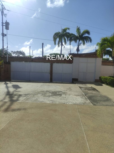 Venta Hermoso Th En Urbanizacion Asocibal Norte, Carenero, Higuerote