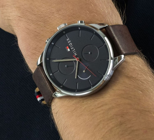 Reloj Tommy Hilfiger Caballero Color Marrón 1791487 - S007 Color del fondo Azul