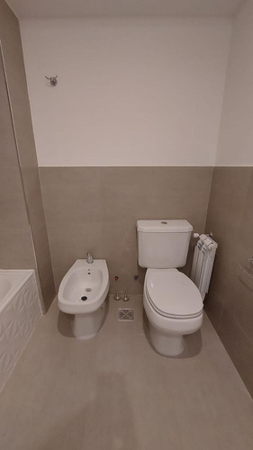 Alquiler - Departamento 2 Ambientes En Beccar Con Cochera Y Pileta