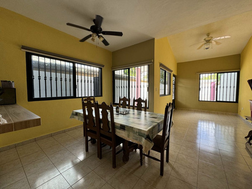 Casa En Venta De Dos Plantas En Itzimna, Merida.