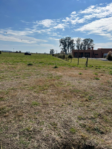 Se Vende Lote En Barrio Cerrado Frente A La Laguna.