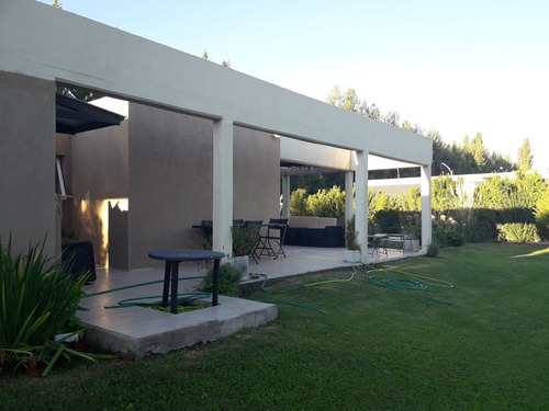 Casa En Venta De 2 Dormitorios Con Pileta En Manzanar Kossman En Cipolletti