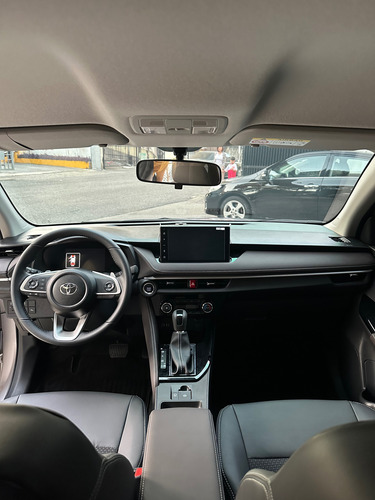 Toyota Yaris Sedan G Plata
