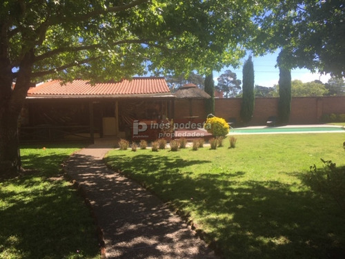 Casa En Zona De Colegios- Ref: 8920