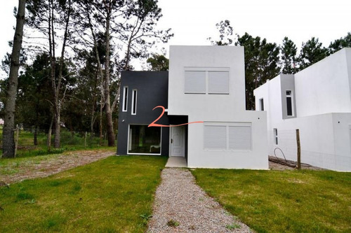 Casa Minimalista En Pinares. Excelente Oportunidad!- Ref: 5485