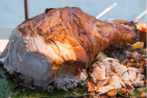 Pata Pernil De Cerdo Con Panes Y Salsas. Seña En Zona Sur 