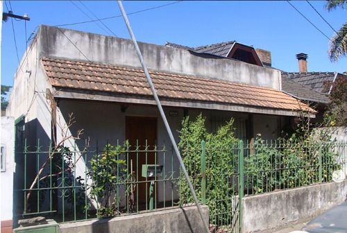 Casa En Calle Demaestri Con Entrada En Calle Orzali