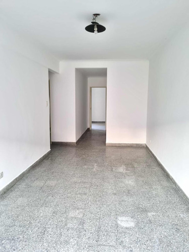 Alquiler 2 Ambientes Moron 3196 Flores 2 Piso Muy Luminoso, Zona Comercial