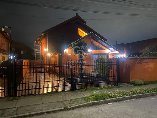 Amplia En Barrio Residencial Y Seguro.