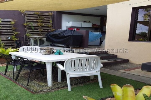 En Venta Casa Varios Niveles Ubicada En Buena Zona Del Hatillo 24-28093