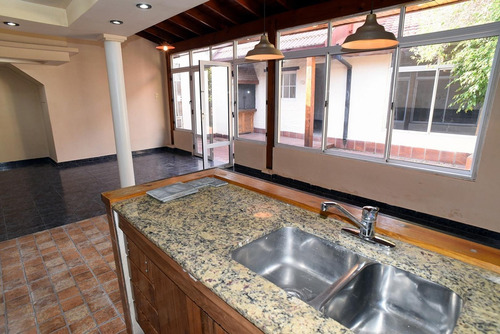 Imagen 24 de 30 de Casa 3 Ambientes Venta V Luzuriaga Parrilla Terraza Negocia