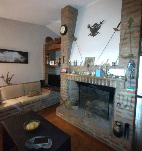 Casa De 3 Dorm. En Villa Allende
