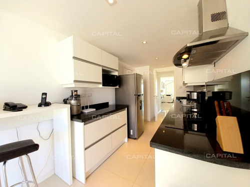 Imagen 8 de 30 de Venta Apartamento Primera Línea Playa Mansa De 3 Dormitorios Y Servicio - Punta Del Este Mansa
