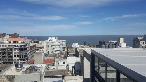 Imagen 1 de 11 de Sarandí Frente A La Plaza Matríz