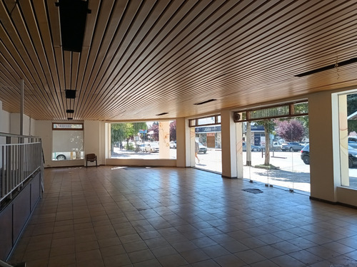 Venta Local Céntrico, Bariloche, En Esquina, Extensa Vidriera. Oportunidad