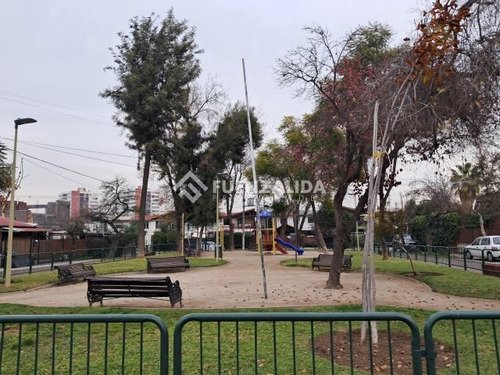 Casa En Venta De 3 Dorm. En Las Condes
