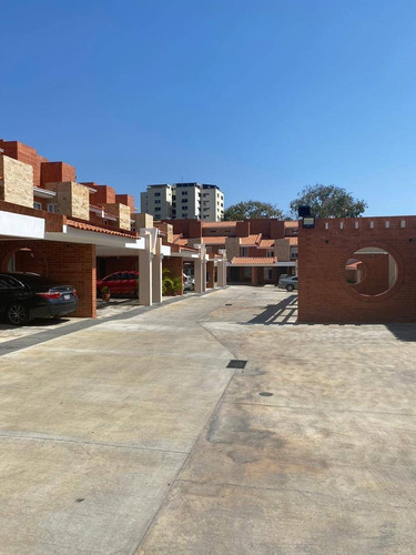 Venta Hermoso Townhouse Remodelado Valles De Camoruco Valencia