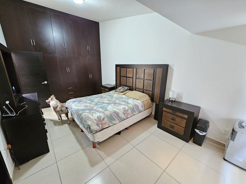 Casa En Venta En Tejeda Corregidora, 4 Habitaciones Y Jardín