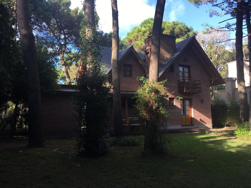 Chalet En Zona Norte De Pinamar, 3 Dormitorios + Dependencia