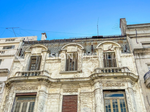 Imagen 3 de 14 de Casona Casa Mansión Amueblada De 811 M2 Con 690 M2 Interiores Para Sede De Empresa Cowork Hotel Ciudad Vieja Montevideo. Planta Principal De 212 M2 Totalmente Reciclada Y Actualmente En Uso. Reciclaje