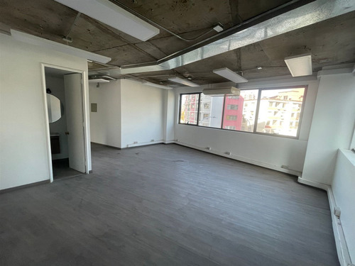 Oficina En Arriendo En Providencia. Sector Los Leones