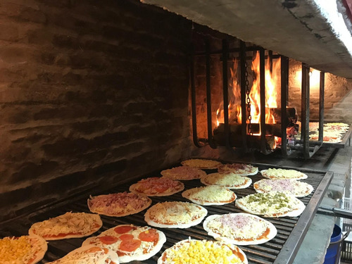 Imagen 1 de 10 de Servicio De Pizzas, Calzones Y Chivitos A La Parrilla