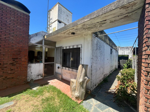 Hermosa Propiedad Con Gran Parque Ubicada A Solo 8 Cuadras De Estación Padua !!!!