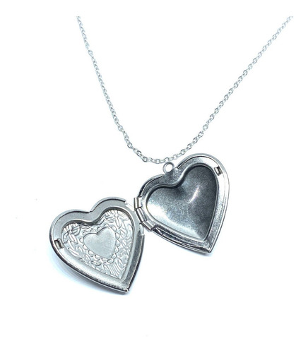 Imagen 2 de 2 de Relicario Acero Inoxidable Plateado Corazon Grande Flores