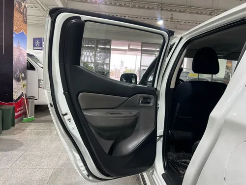 Mitsubishi L200 2.4 Cabina Doble 4x2 Mt