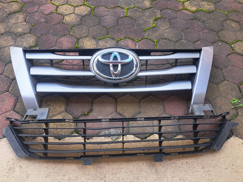 Mascarilla Para Toyota Fortuner. Reciclada