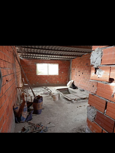 Imagem 8 de 10 de Casa De 4 Quartos, 2 Banheiros, Cozinha, Garagem E Área