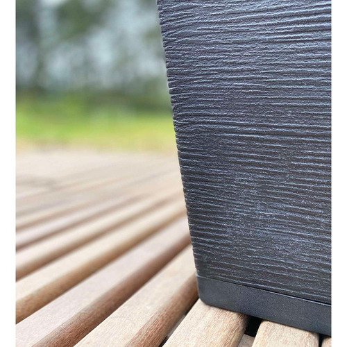 Maceta Plástica Rotomoldeada Piramidal 55 Cm Moderna + Plato Color Negro Zurich 32 x 55
