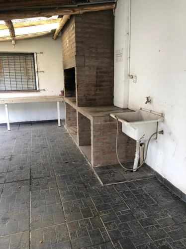 Casa En Los Boulevares- Los Hungaros 4494-tres Dormitorios Y Departamento Independiente