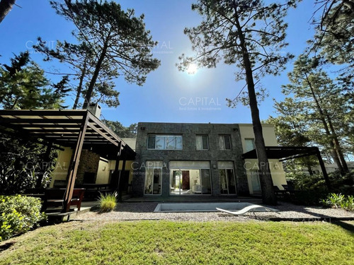 Moderna Amplia Y Luminosa Casa Casi A Estrenar En Laguna Blanca 