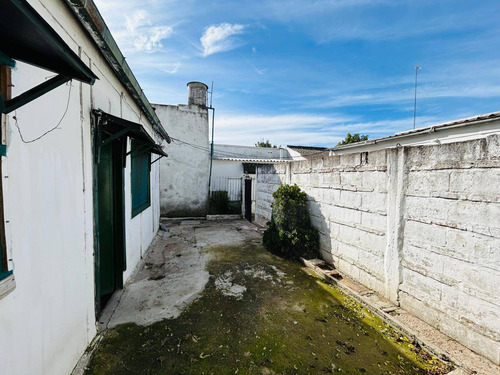 Alquiler De Apartamento En Calle Cañas Con 2 Dormitorios Y Amplio Patio En Nuevo Paris
