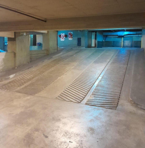 Cocheras En Uriburu E/ Juncal Y Arenales