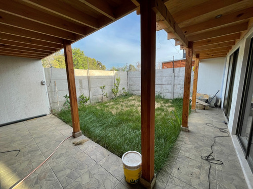 Moderna Casa Mediterranea En Condominio Seguro