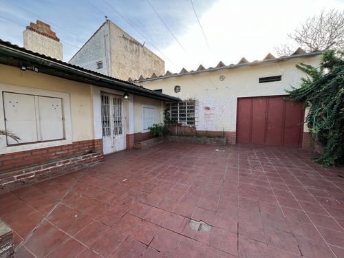 Casa Con Galpón En Barrio Las Avenidas